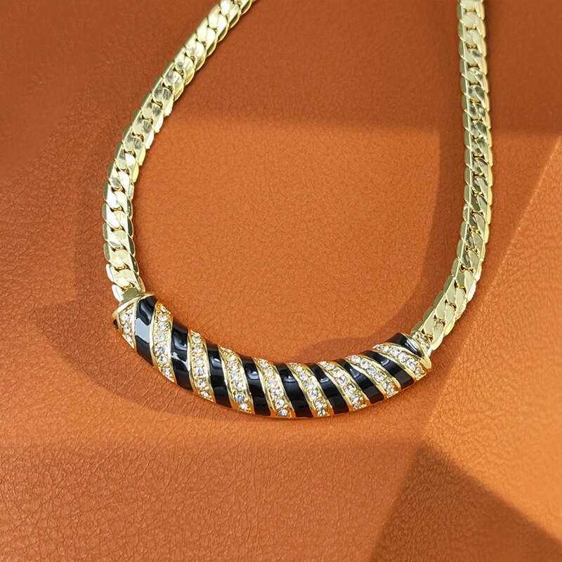 Vintage black earrings with a light high-end feel, heavy industry earrings, fashionable and versatile, vintage necklace