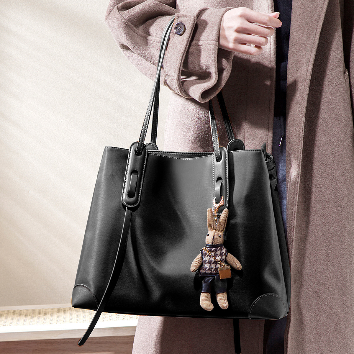 Bag Fashionable Large Capacity Tote 2025 Spring New Niche Design, Simple Shoulder Bag, Work Commuting Handbag, Women's Bag