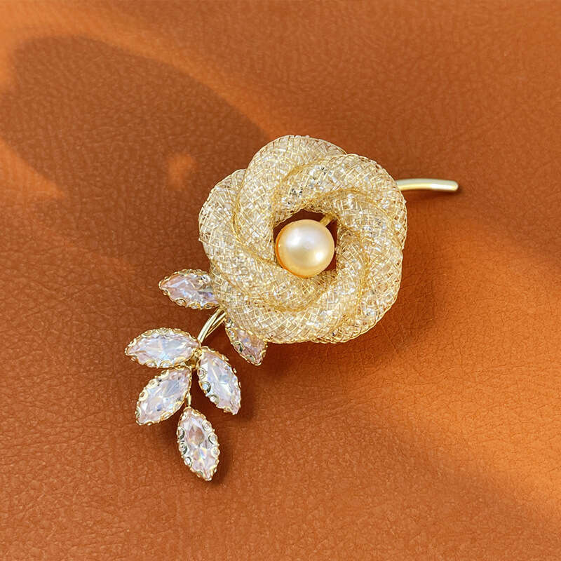 Natural pearl hollow out full dia gold wire rose temperament brooch jewelry for women's high-end sense suit shirt light chest wer