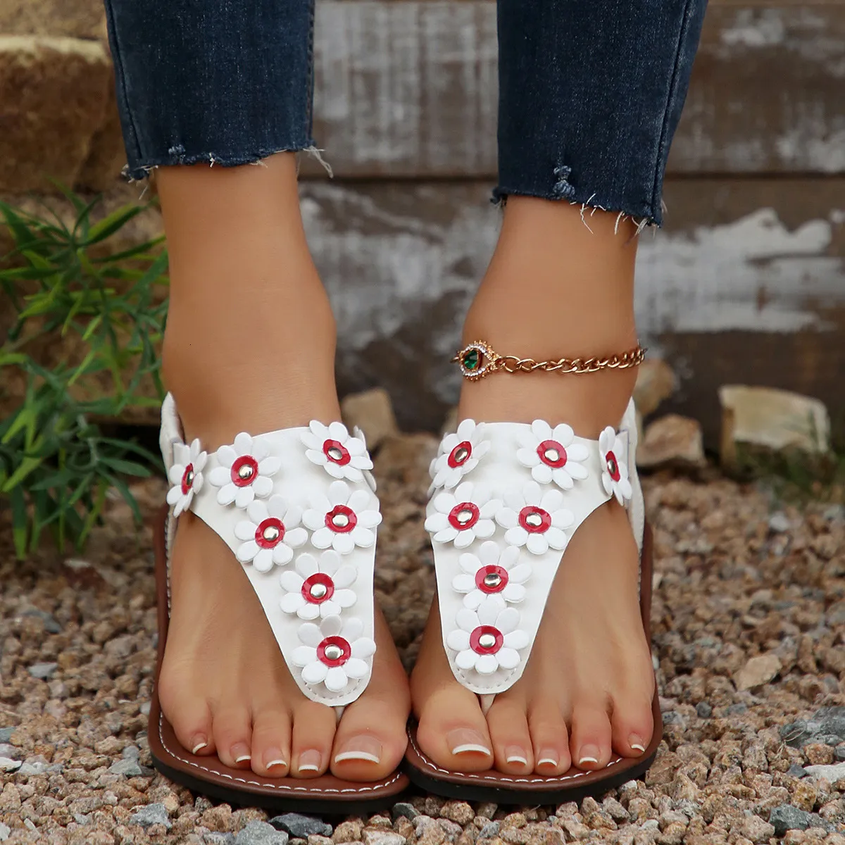 Summer plus size flat bottomed beach women's 2025 new wer toe herringbone trendy casual sandals zhanyishengli