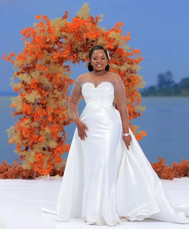 Luxurious Pearls Long Sleeves Wedding Dresses Scoop Neck Bridal Gowns Sequins Custom Made Party Dresses Vestidos de noche