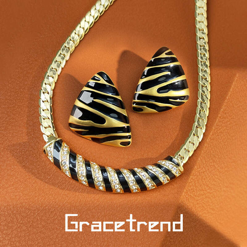 Vintage black earrings with a light high-end feel, heavy industry earrings, fashionable and versatile, vintage necklace