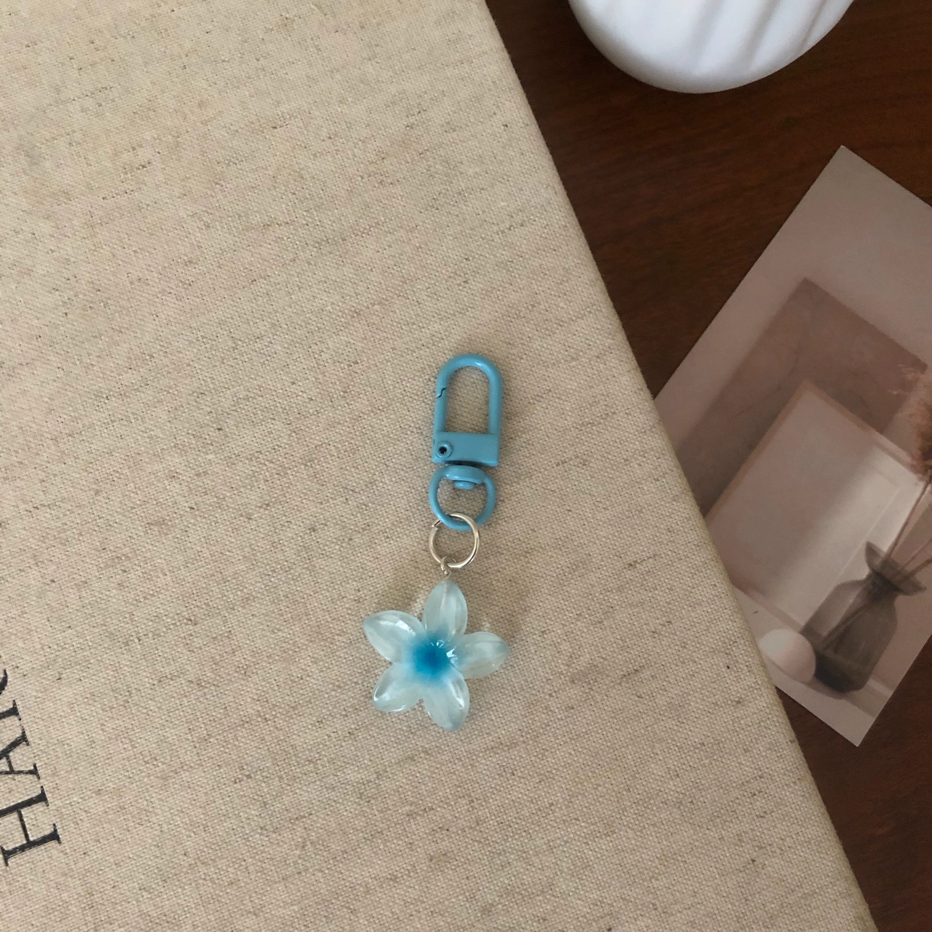 Colorful transparent small flower keychain female Instagram style cute key pendant bag hanging accessories headphone bag decoration