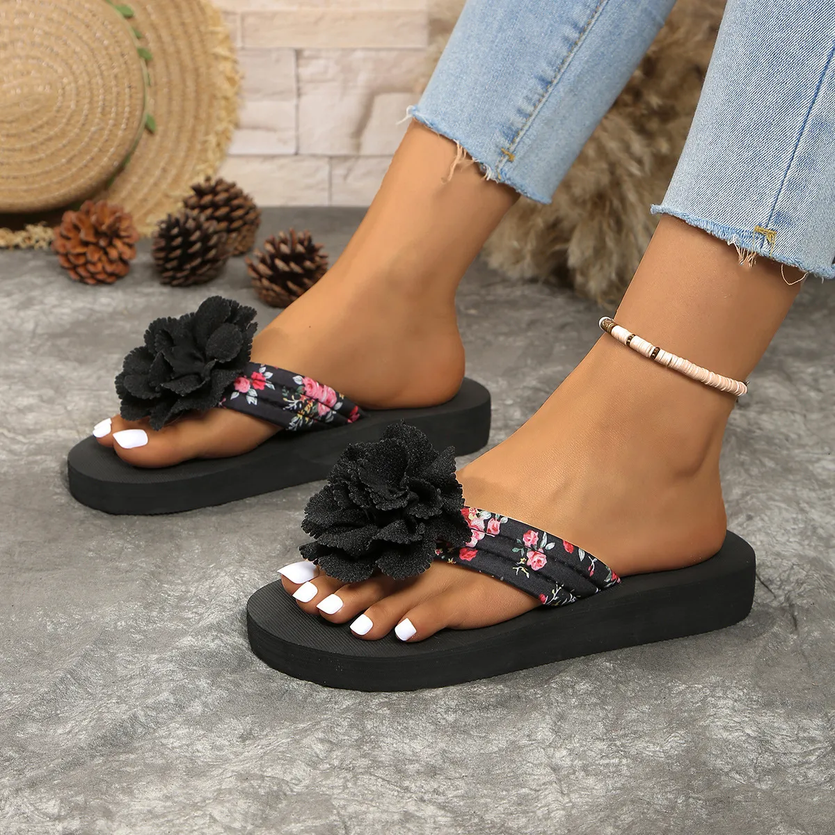 2025 Shoes Women's Slippers Beach Vacation Flat One Word Designer Summer New Fashion Casual Sandals zhanyishengli