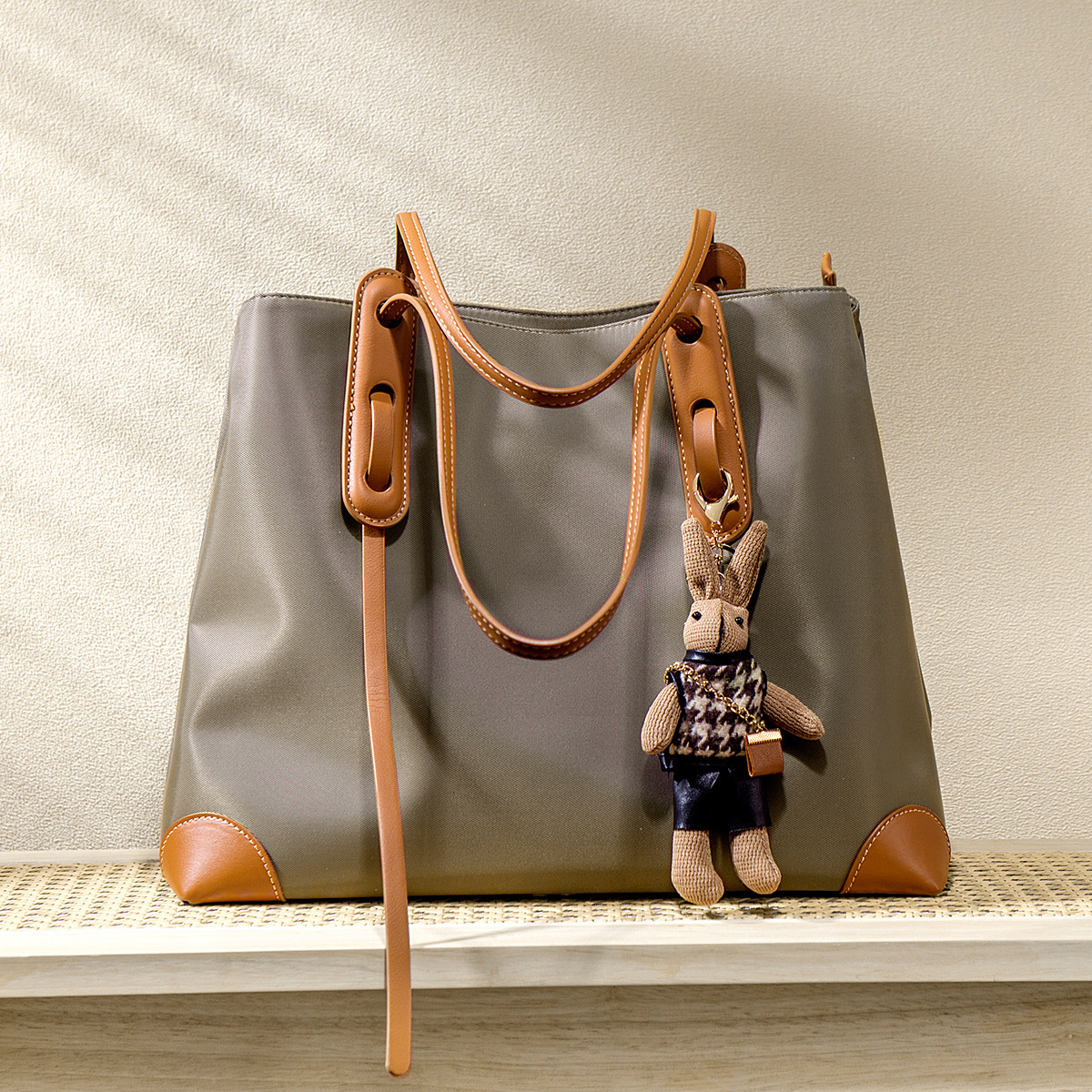 Bag Fashionable Large Capacity Tote 2025 Spring New Niche Design, Simple Shoulder Bag, Work Commuting Handbag, Women's Bag