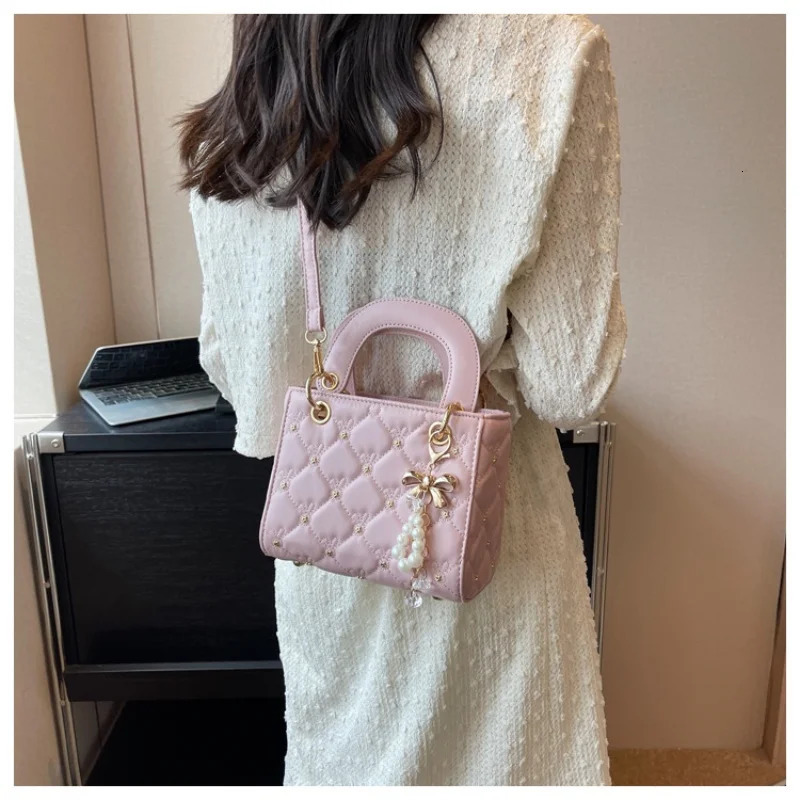Fashionable Crossbody Classic One-Shoulder Daiyu Bag Simple and Versatile Embroidered Pearl Womens Handbag 250214