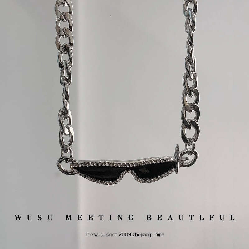 Hip hop neutral cool sunglasses necklace, high-end men's trendy brand, versatile accessories, light , niche, and non fading accessories
