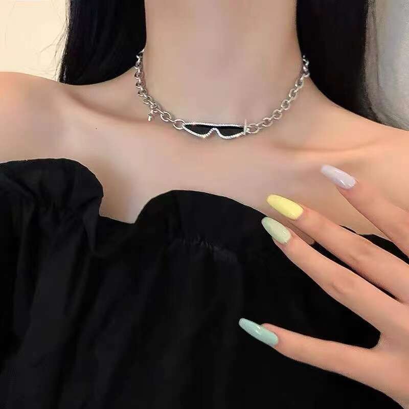 Hip hop neutral cool sunglasses necklace, high-end men's trendy brand, versatile accessories, light , niche, and non fading accessories