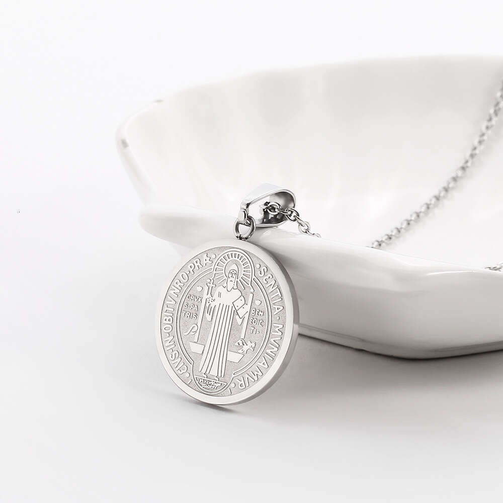 Personalized stainless Jesus faith round pendant, hip-hop trendy brand, religious titanium steel jewelry