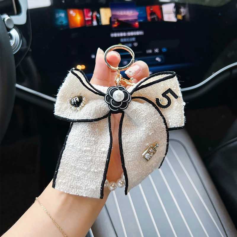 Keychains Lanyards Creative Xiaoxiang Butterfly Knot Keychain Womens Fashion Pearl Chain Bag Pendant Car Personalized Ribbon H250217