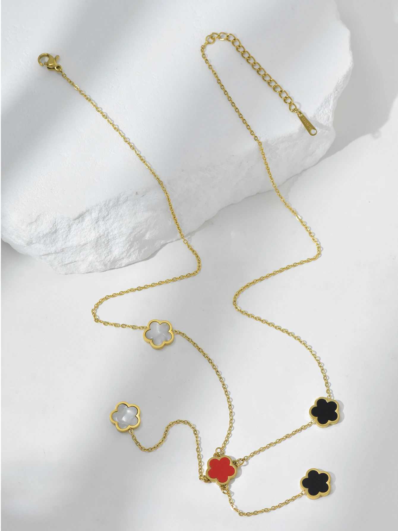 Pendant Necklaces High version five flowers thickened plating collarbone long red black and white mother of pearl necklace H250217