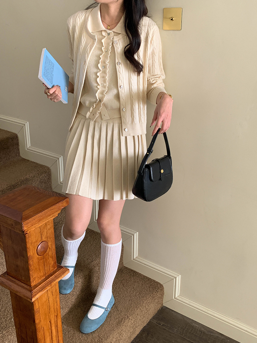 2025 Early spring must enter Intelligent girl with knitted cardigan vest skirt three-piece set, a key to unlock the fashionable fine wear password