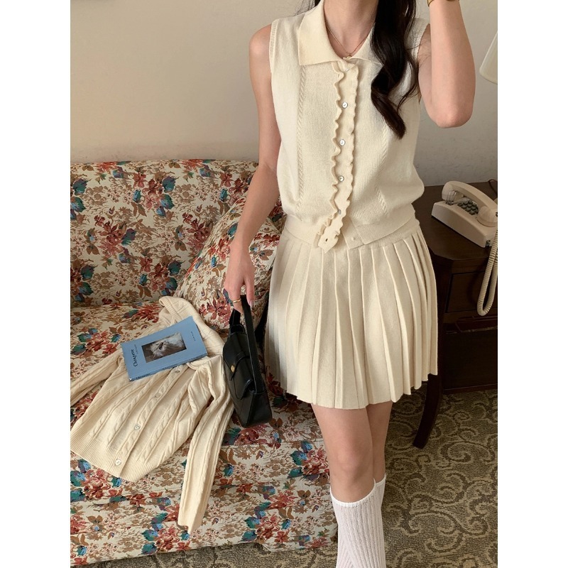 2025 Early spring must enter Intelligent girl with knitted cardigan vest skirt three-piece set, a key to unlock the fashionable fine wear password