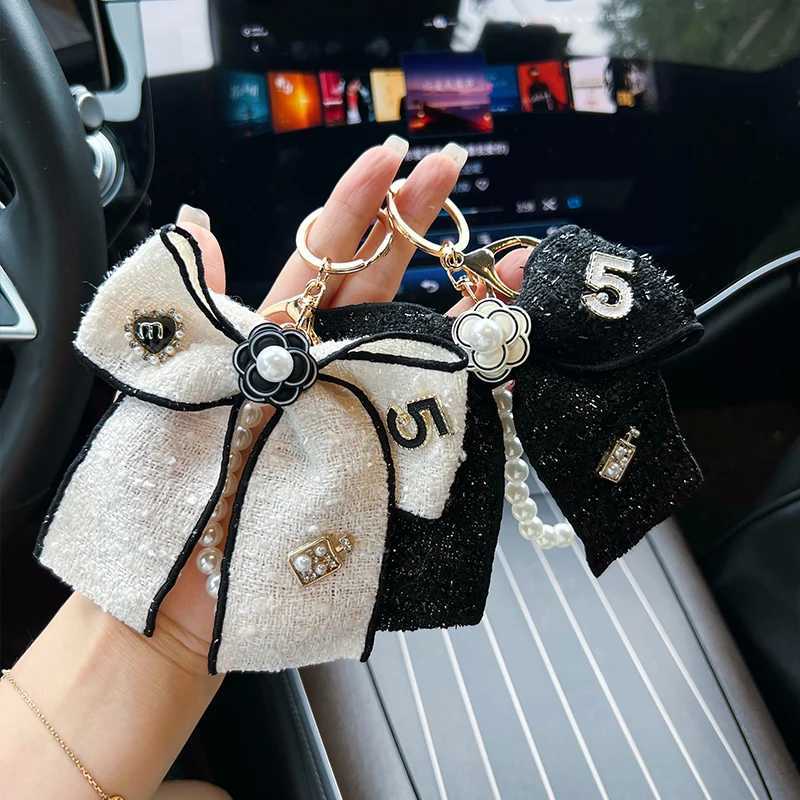 Keychains Lanyards Creative Xiaoxiang Butterfly Knot Keychain Womens Fashion Pearl Chain Bag Pendant Car Personalized Ribbon H250217