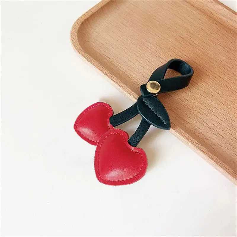 Keychains Lanyards Bag Parts Accessories Women Keychain Cherry Pendant Chelsea Creative Schoolbag Love Leather Charm Vintage Versatile H250217