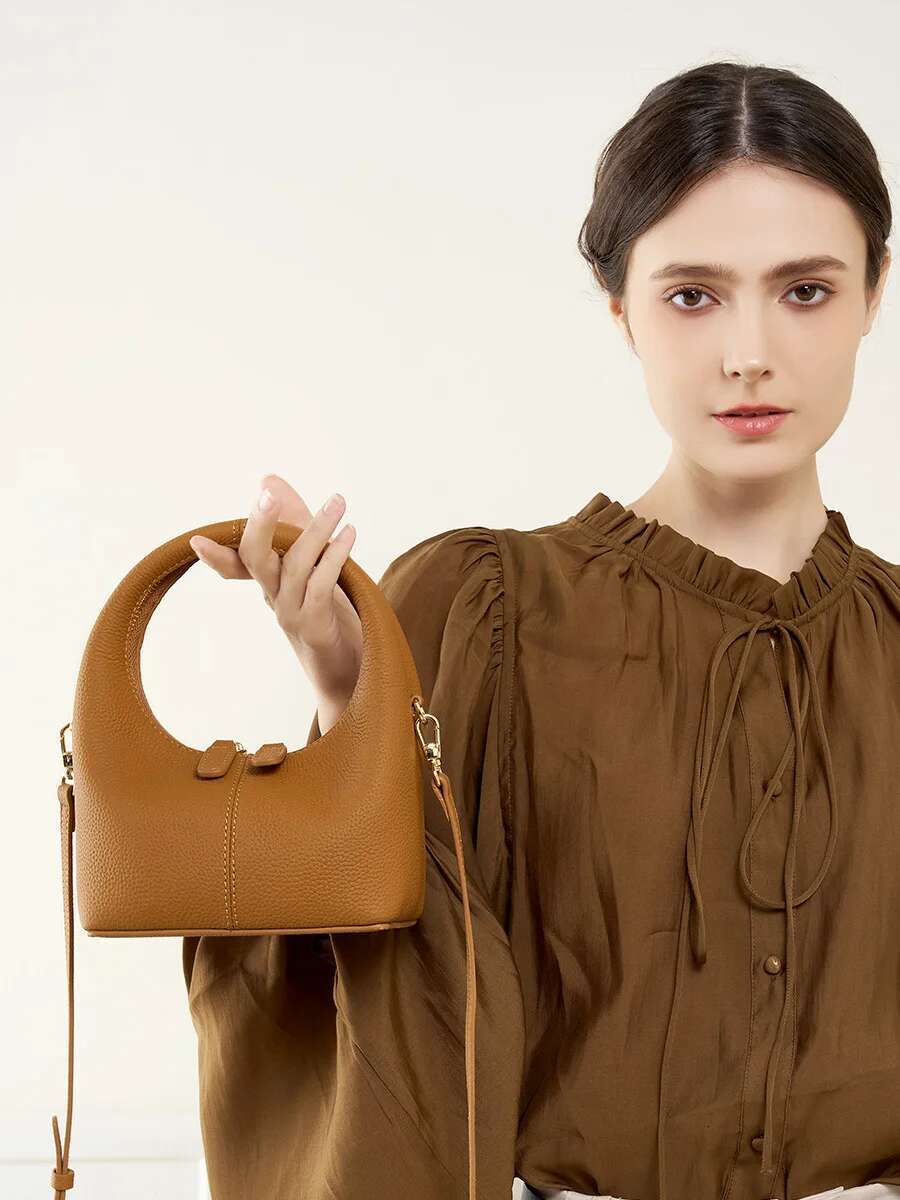 South Korea Niche Design High-Grade Leather Crescent 2023 New Fashion Light Single Shoulder Crossbody Lunch Box Bag