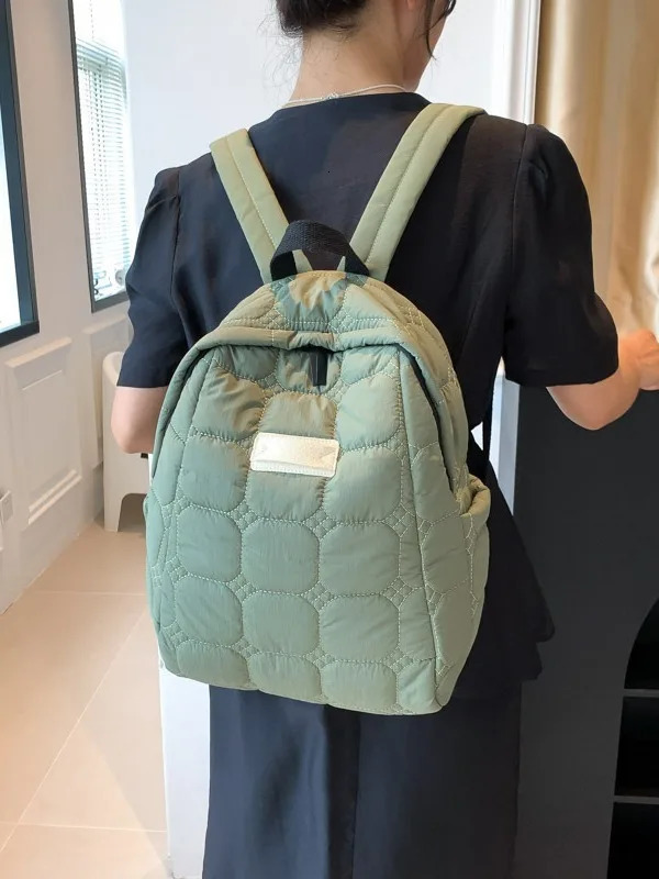 Winter Fluffy Backpack Quilted Backpack Lightweight Cotton Padded Knapsack Zipper Closure Fashion Bagpack Unisex 250122