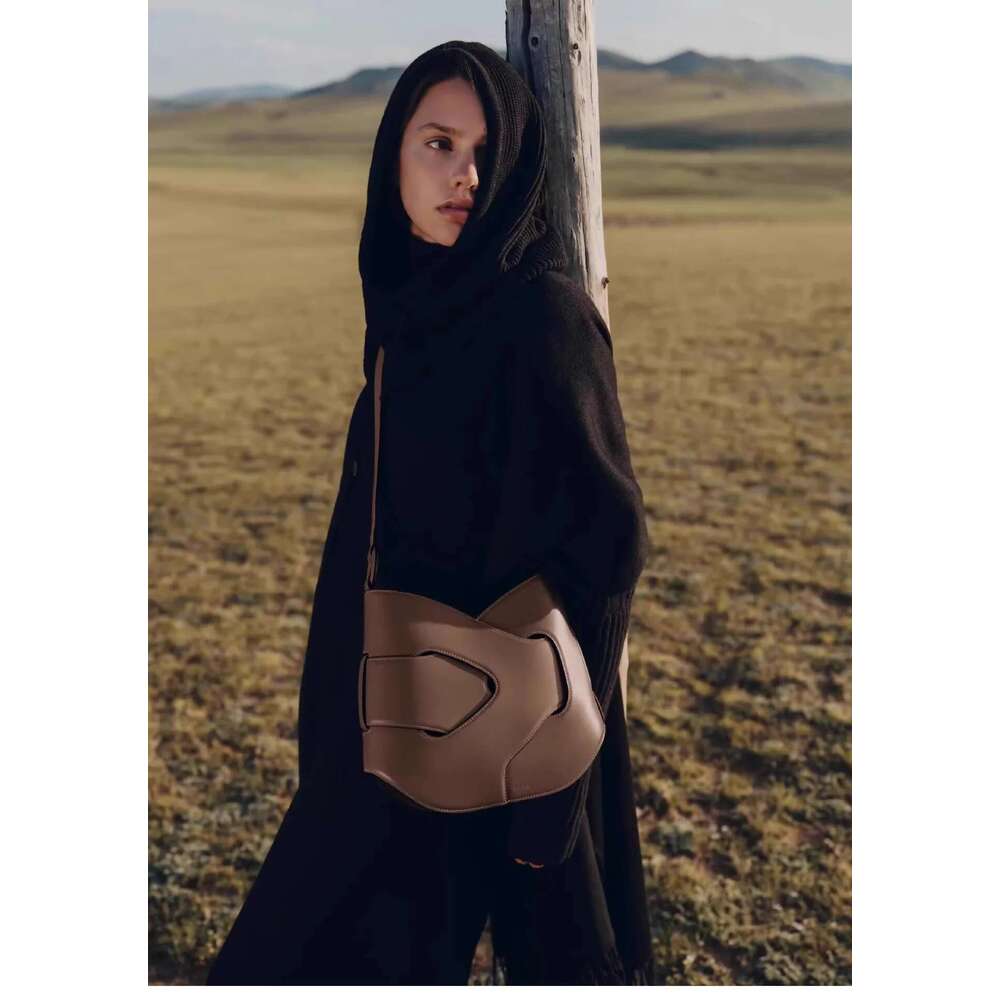 High Grade Leather New Brand Designer Fashion Retro Smooth Woven Kinky Women's Large Capacity Underarm Bag
