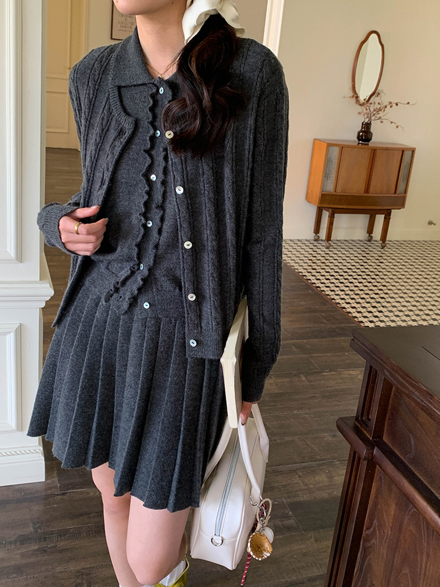2025 Early spring must enter Intelligent girl with knitted cardigan vest skirt three-piece set, a key to unlock the fashionable fine wear password