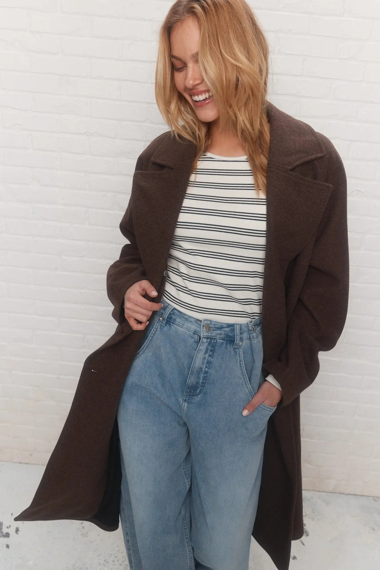 Factory Supplier Oversized Midi Cut Stylish Brown Coat with Removable Belt