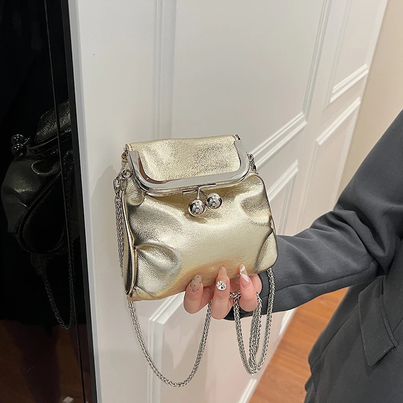 1 solid color chain shoulder bag suitable for women Versatile Crossbody bag fashionable clip on small square bag 250214