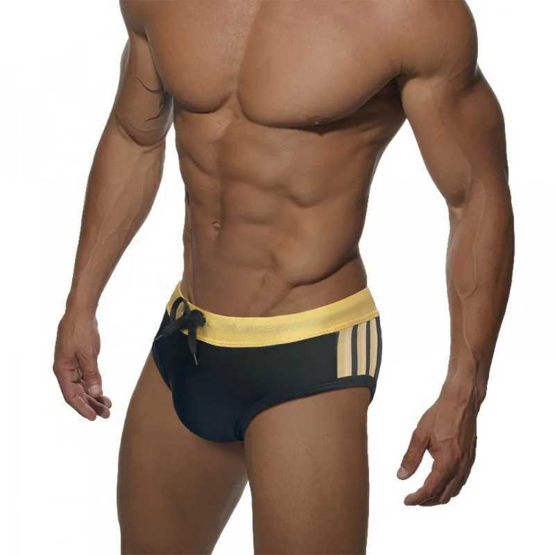 New Arrival Stripes Splicing Swimming Trunks Men Summer Breathable Comfort Swimwear Sexy Bikini Briefs Surffing Boxer Beach Shorts Swimsuits Z260313
