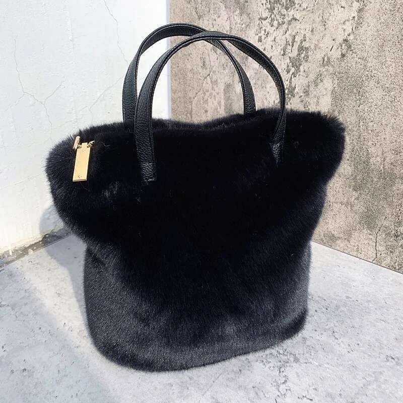 Casual Metal Chain Shoulder Bag Large Capacity Faux Fur Designer Handbags for Women plush Tote Bags