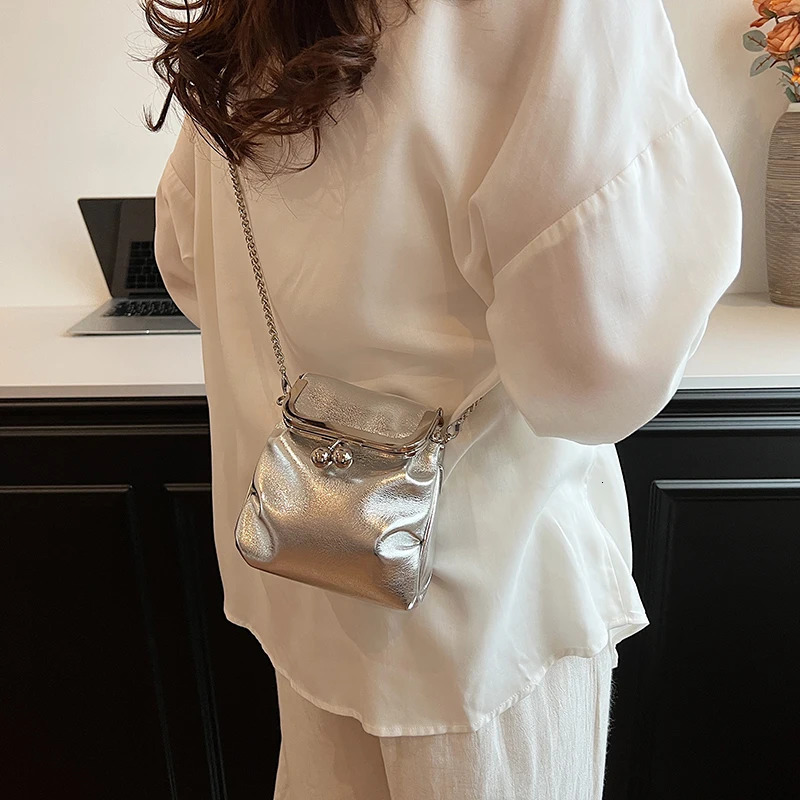 1 solid color chain shoulder bag suitable for women Versatile Crossbody bag fashionable clip on small square bag 250214
