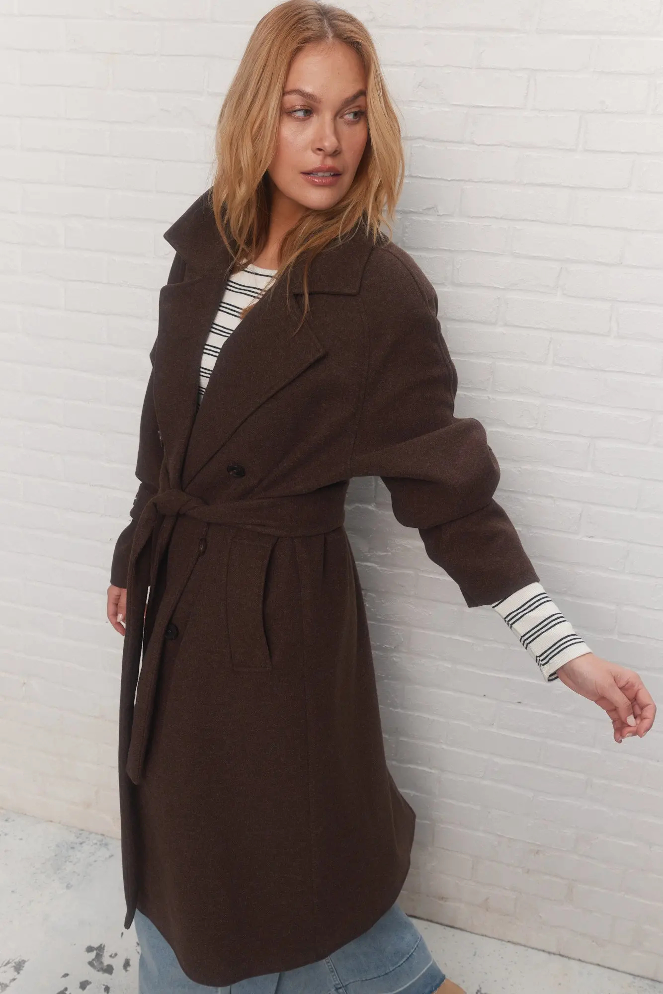 Factory Supplier Oversized Midi Cut Stylish Brown Coat with Removable Belt