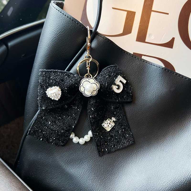 Keychains Lanyards Creative Xiaoxiang Butterfly Knot Keychain Womens Fashion Pearl Chain Bag Pendant Car Personalized Ribbon H250217