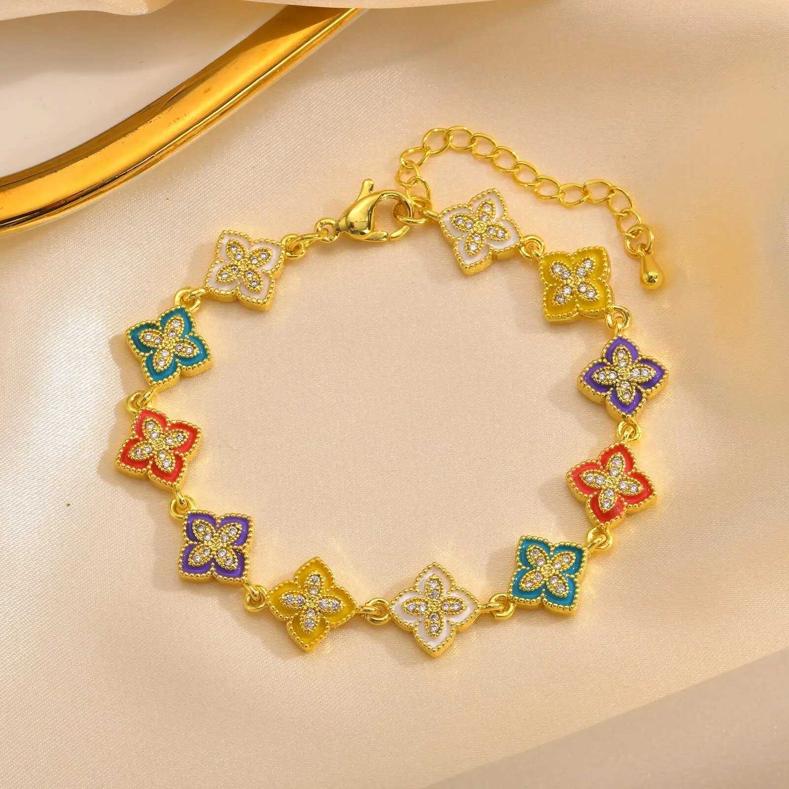 Chain Elegant Four Leaf Clover Womens Hand Bracelets Zirconia Flower Bangle For Party Mom Girlfriend Couple Valentines Day Gift H250217