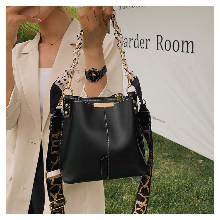 New Ladies' High-end Bucket Bag Large Capacity Simple Crossbody Bag Outdoor Leisure Bag Wallet Card Bag