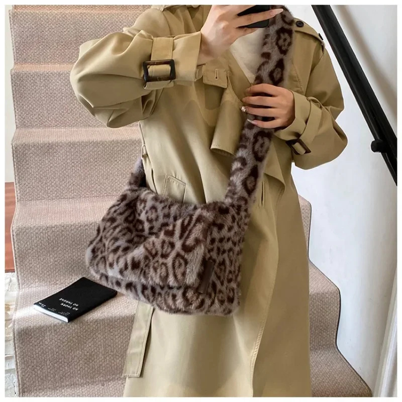Autumn and Winter Leopard Print Tote Bag Shoulder Hair Bag Large Capacity Messenger Plush Student Bag 250217