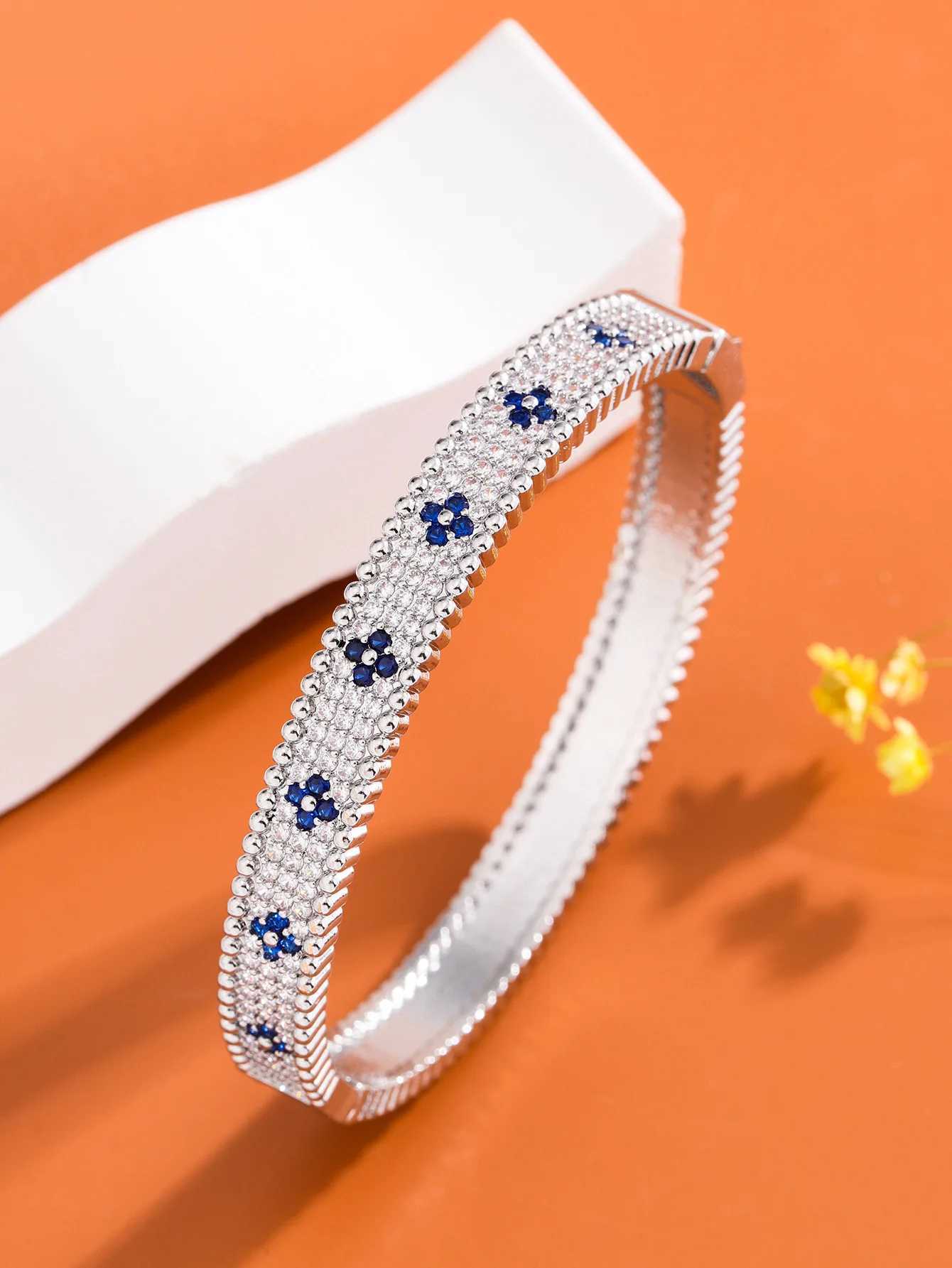 Bangle Trendy fashion 18 k gold plated brass jewelry four clover leaf shape skeleton court style bangle bracelet for woman H250217