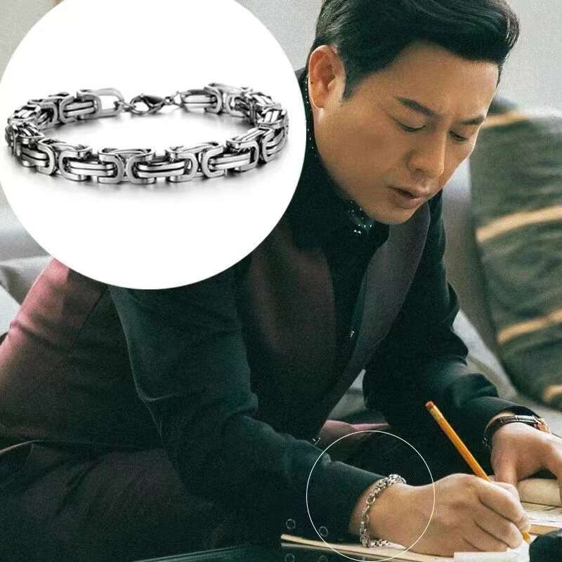 Popular TV series' Crazy Rush 'accessories are versatile, simple, high-end. The same titanium steel bracelet, lobster buckle, bold and color