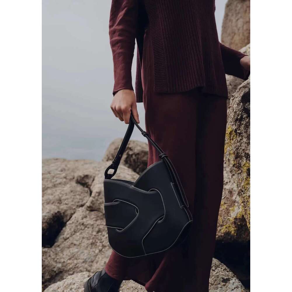 High Grade Leather New Brand Designer Fashion Retro Smooth Woven Kinky Women's Large Capacity Underarm Bag