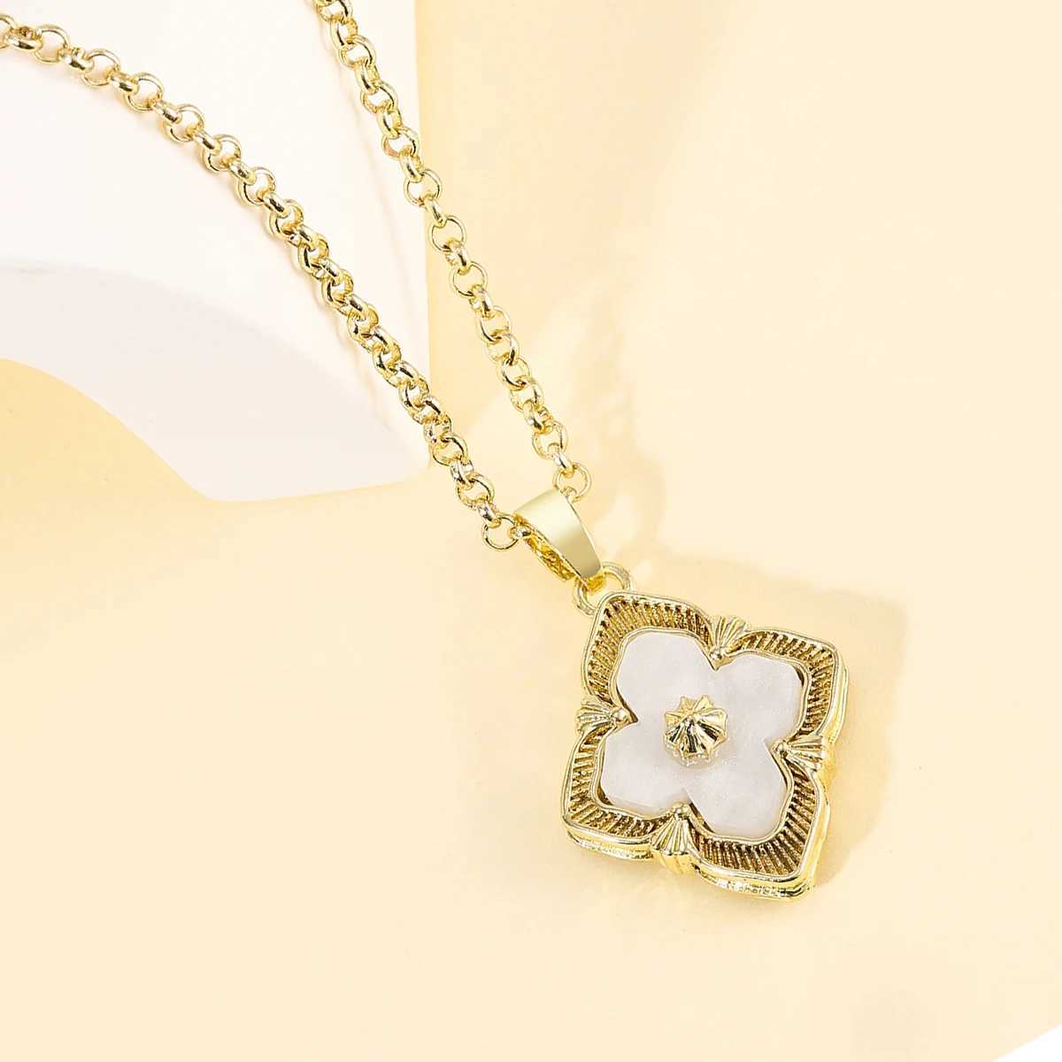 Pendant Necklaces harong Exquisite Four-Leaf Clover for Women Trendy Clavicle Necklace Jewelry Vintage Style Accessories Gifts H250217 LFIS