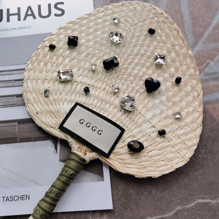 Hot classic letter logo fan Luxury fan fashionable pearl decoration fan party gift photo prop designer fashion brand high-end fan holiday gift prop