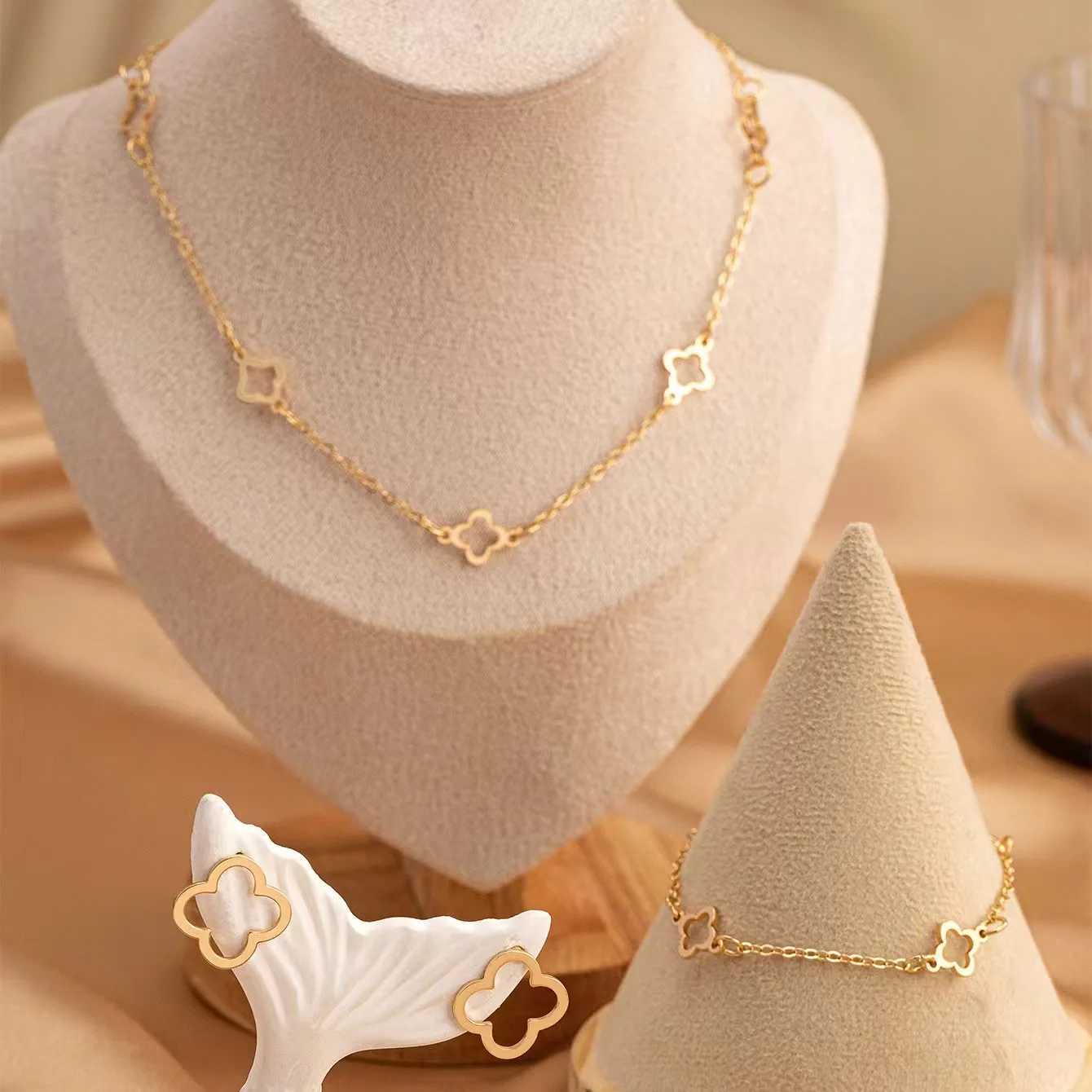 Earrings Necklace Clover necklace earrings bracelet three-piece set elegant design fashionable and versatile show womens unique charm H250217