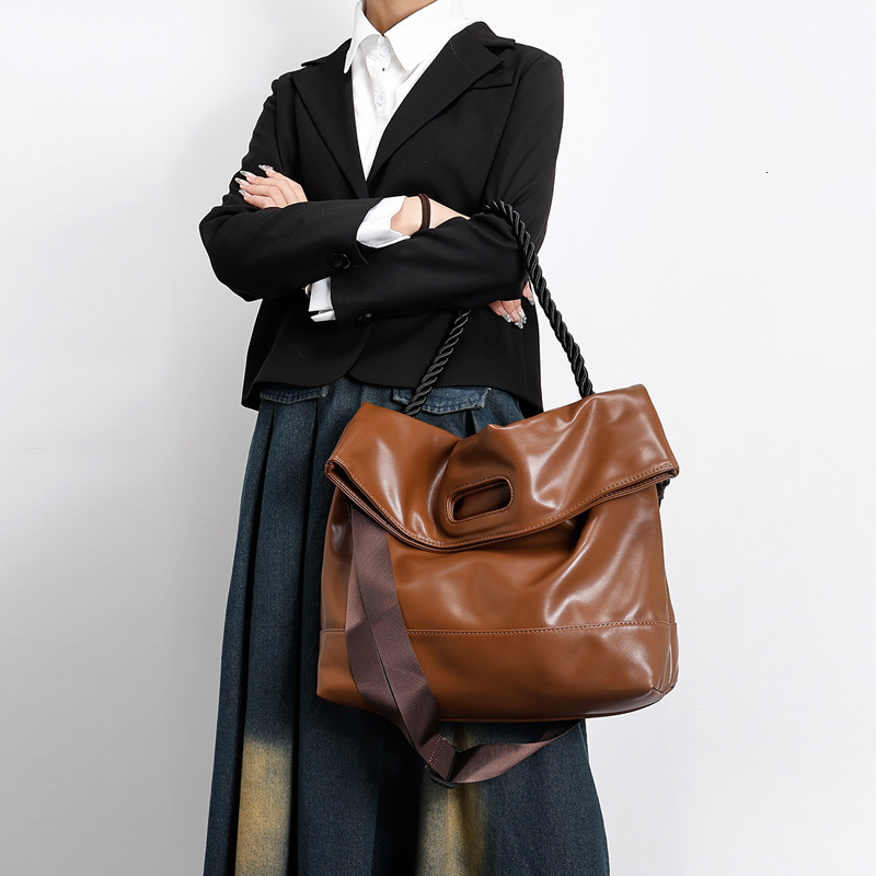 Designer Designer Fashion Spring New Style Soft Leather Women's Large Capacity Simple Commuter Student Single Shoulder Tote Bag