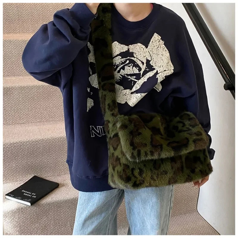 Autumn and Winter Leopard Print Tote Bag Shoulder Hair Bag Large Capacity Messenger Plush Student Bag 250217