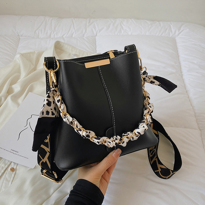 New Ladies' High-end Bucket Bag Large Capacity Simple Crossbody Bag Outdoor Leisure Bag Wallet Card Bag