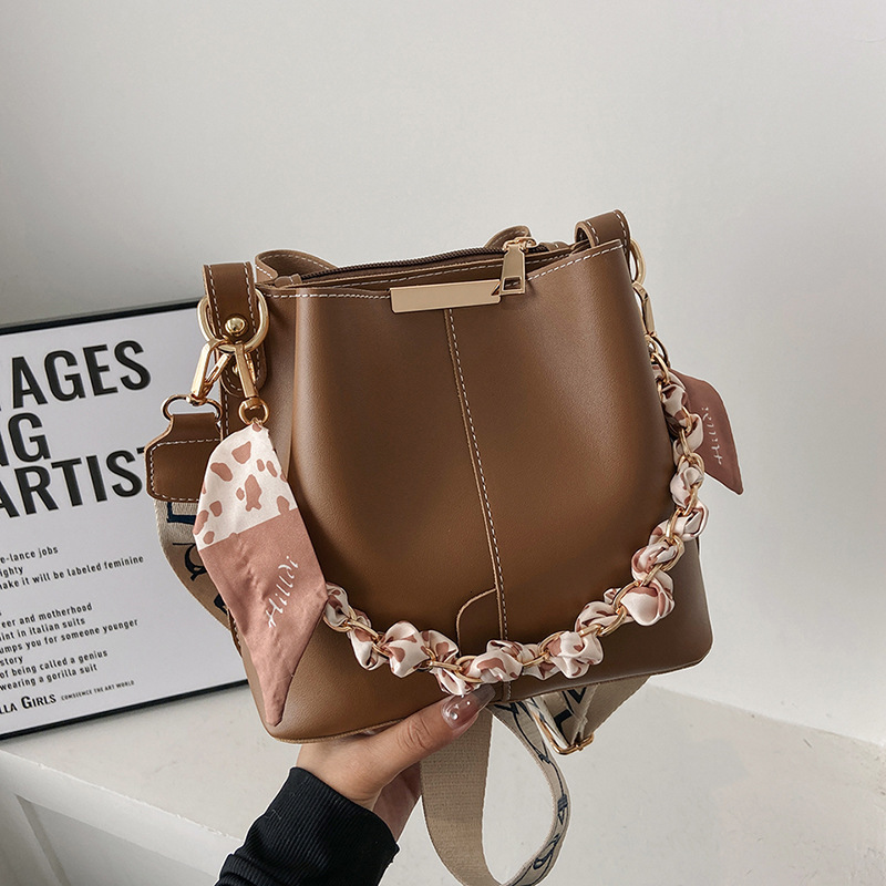 New Ladies' High-end Bucket Bag Large Capacity Simple Crossbody Bag Outdoor Leisure Bag Wallet Card Bag