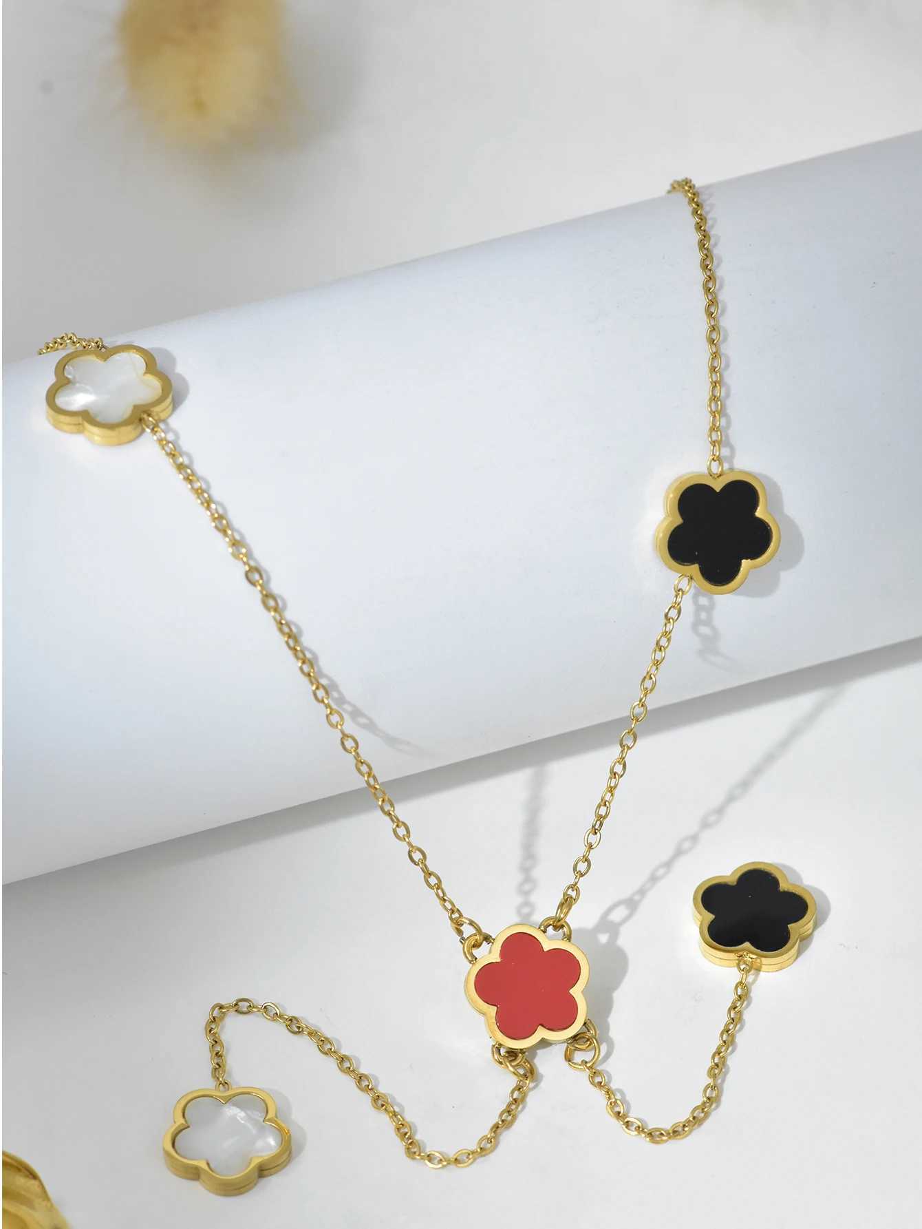 Pendant Necklaces High version five flowers thickened plating collarbone long red black and white mother of pearl necklace H250217