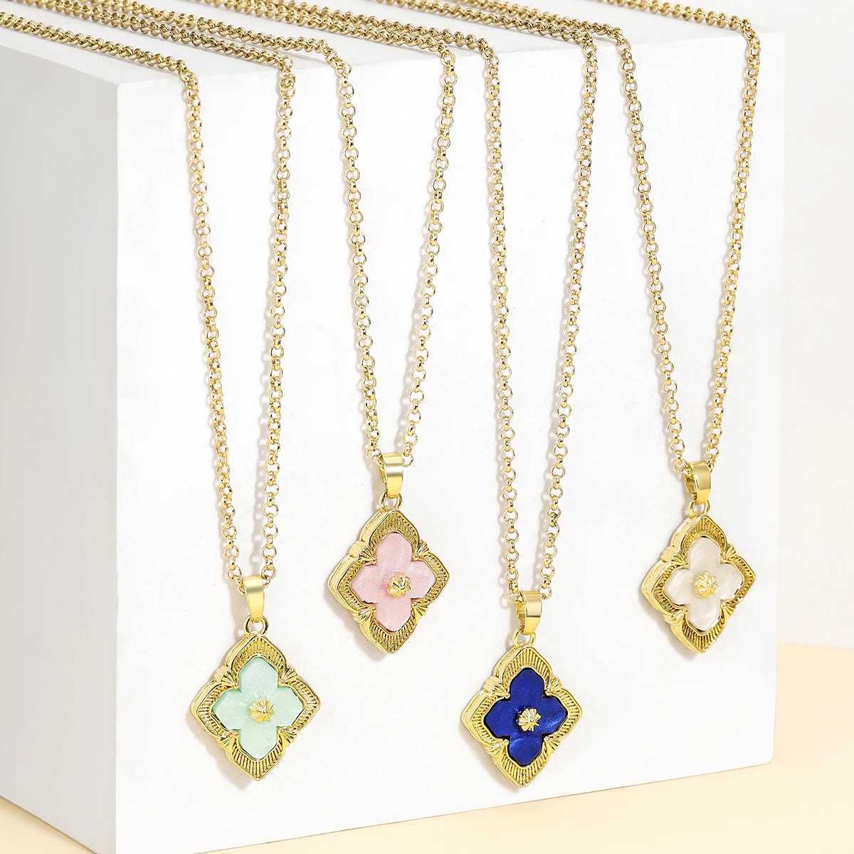 Pendant Necklaces harong Exquisite Four-Leaf Clover for Women Trendy Clavicle Necklace Jewelry Vintage Style Accessories Gifts H250217 LFIS