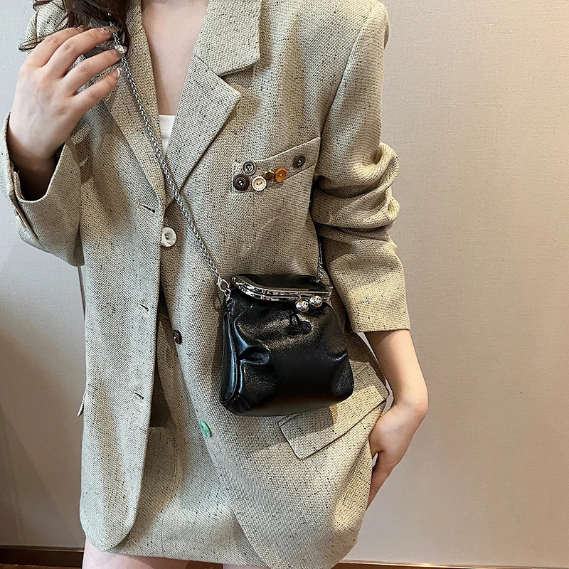 1 solid color chain shoulder bag suitable for women Versatile Crossbody bag fashionable clip on small square bag 250214