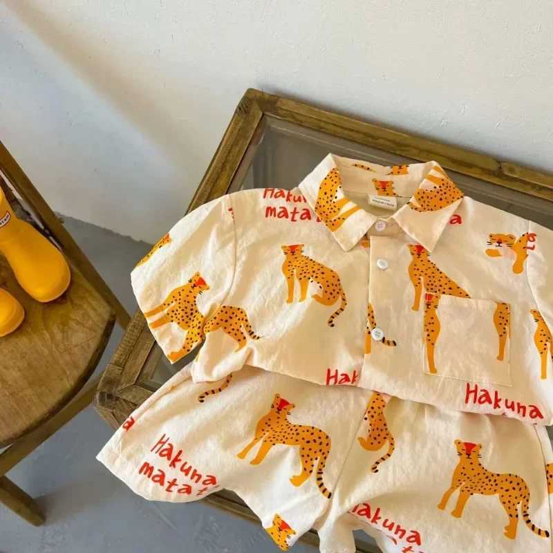 New childrens clothing boy set summer short sleeved shirt shorts 2-piece set fashionable boy cheetah print set childrens clothing W250218