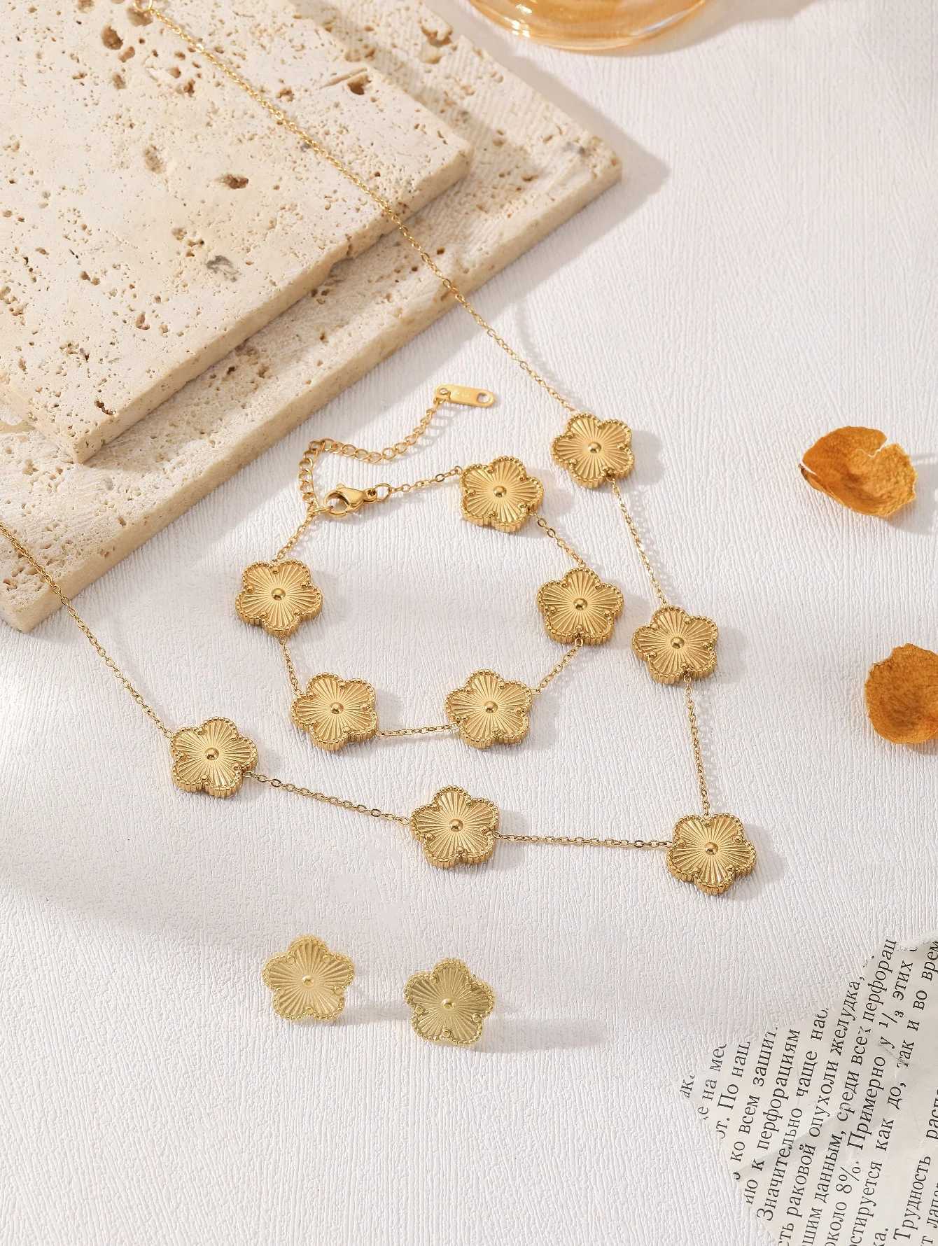 Earrings Necklace Premium Good Luck Clover Pattern Stainless Steel 18K Gold Plated Combination Bracelet Set for Women H250217