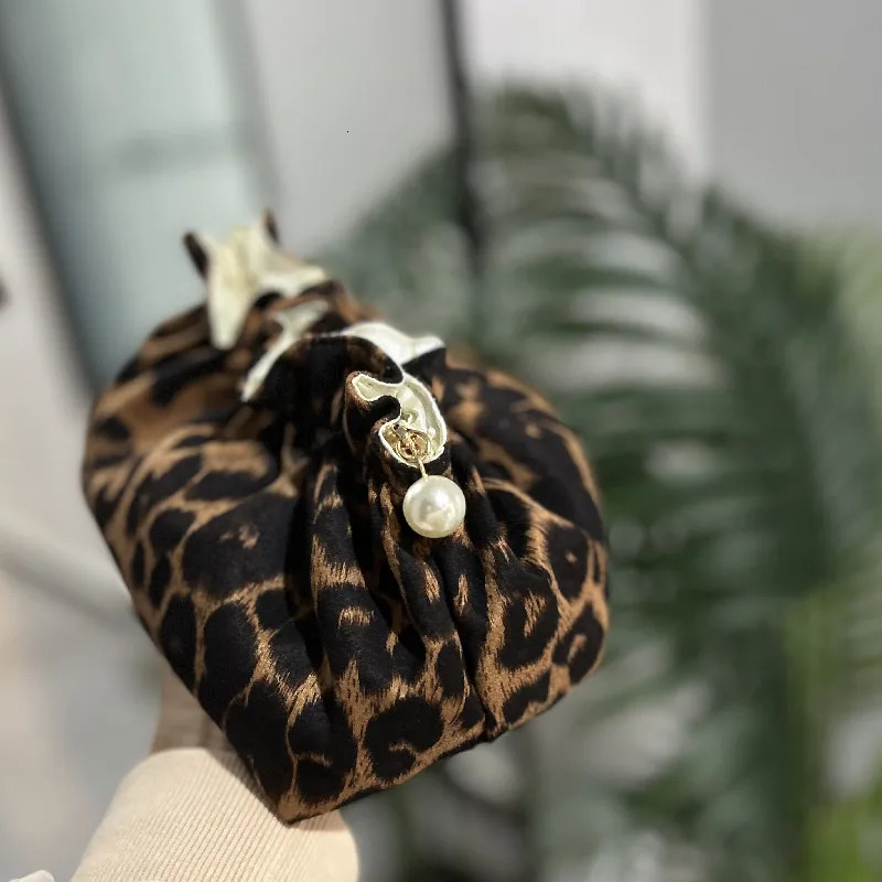 Fashion Women Pearl Zipper Makeup Bag Large Capacity Toiletry Travel Organizer Pouch Ladies Leopard Printed Make Up Bags Gift 250217