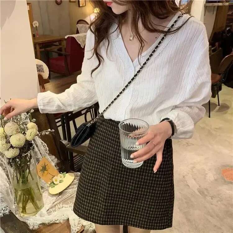 White V-Neck Lace Long Sleeved Shirt With Bubble Sleeves Versatile Top Autumn Retro Sweet Single Breasted Women's Clothing